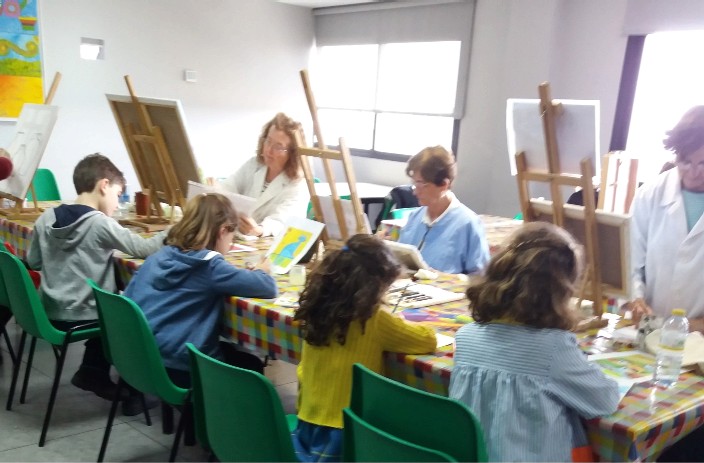 Niños en aula de pintura